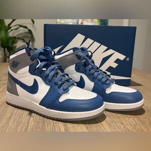 Air Jordan 1 ‘True Blue’ Unisex Sneakers, FD1437-410, Men’s Size 5.5